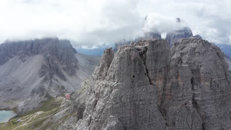 Alpinista-Ascendiendo-Torre-Di-Toblin-Pico-De-La-Montaña-En-Tre-Cime-Di-Lavaredo-área-De-Dolomitas,-Italia