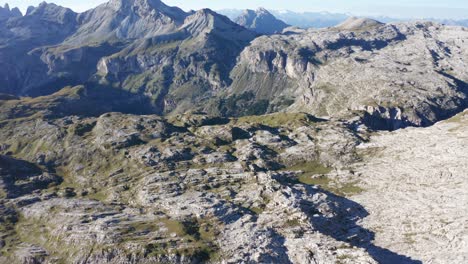 Amplio-Paisaje-Aéreo-De-Montaña,-Dolomitas-Italia