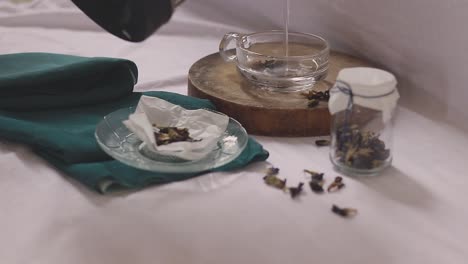 Heißes-Wasser-Auf-Eine-Tasse-Getrocknete-Schmetterlingserbsen-Gießen,-Um-Blauen-Tee-Zu-Machen