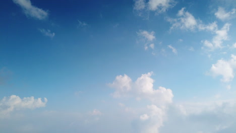 Nubes-Blancas-Esponjosas-Que-Se-Forman-En-Lo-Alto-De-Las-Montañas-Sobre-Kodaikanal,-Tamil-Nadu
