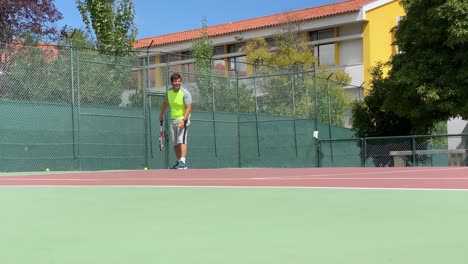Kaukasischer-Männlicher-Tennisspieler,-Der-Einen-Tennisaufschlag-Vor-Einigen-Bäumen-Im-Hintergrund-Durchführt