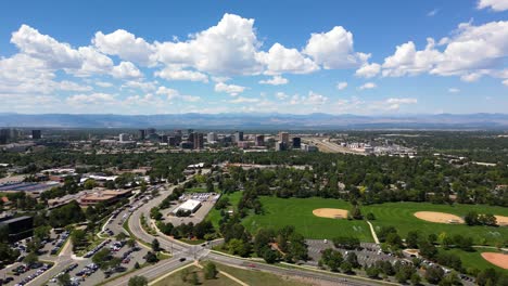 Luftaufnahme-Von-Softballfeldern-Und-Freizeitpark-Im-Freien-Tagsüber-In-Denver,-Colorado,-Usa