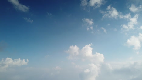 Wolkenbildende-Zeitraffer-Mit-Wunderschönen,-Flauschigen-Weißen-Wolken,-Die-Schnell-Wachsen-Und-Sich-über-Kodaikanal,-Tamil-Nadu,-Indien-Bewegen
