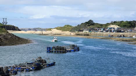 Kamerafahrt-Des-Weißen-Bootes,-Das-Im-Stadthafen-Von-Hayle,-Blaues-Wasser,-Cornwall,-England-Segelt