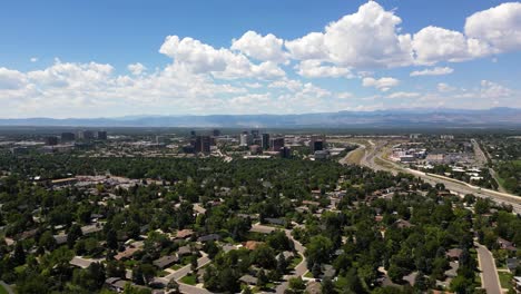 Eine-Schöne-Sommerlandschaft-Mit-Blauem-Himmel-Und-Geschwollenen-Wolken-über-Der-Stadt-Denver,-Colorado,-Usa