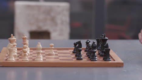 Beim-Spielen-über-Ein-Schachbrett-Gleiten