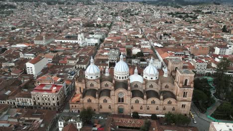 Cuenca-Ecuador-Aerial-Drone-Flying-Above-Cathedral-of-the-Immaculate-Conception-Historical-Center-of-the-City-Travel-and-Tourism-Latin-America,-White-Domes-near-Parque-Calderon