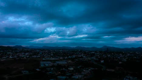 Ciudad-Rodeada-De-Cordillera-Con-Cielo-Nublado-Con-Nubes-Azules-Al-Atardecer