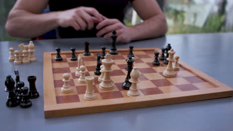 Am-Küchentisch-Schach-Spielen