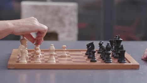 Seitenansicht-Eines-Schachbretts-Mit-Spielenden-Personen