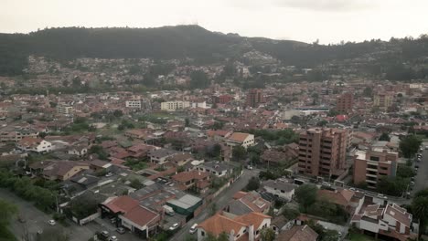 Schwenkende-Luftaufnahme-Der-Stadtlandschaft-Von-Cuenca-In-Ecuador