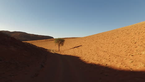 Vehículo-Todoterreno-A-Través-Del-Desierto-De-Namibia