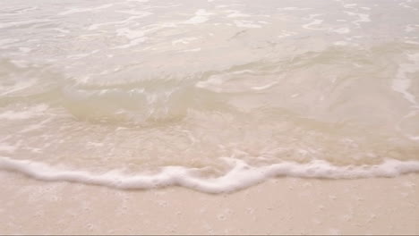 Kleine-Wellen-Am-Tropischen-Strand-Indonesien