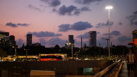 Tráfico-Nocturno-Y-Viajeros-En-Tel-Aviv,-Israel