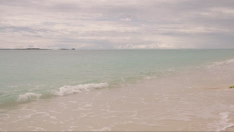 Kleine-Wellen-Am-Tropischen-Strand-Der-Indonesischen-Insel