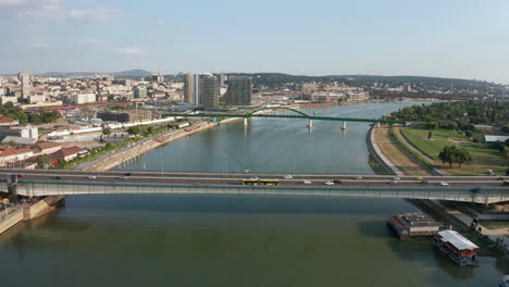 Puente-En-Belgrado-Que-Conecta-Dos-Partes-De-Ciudades