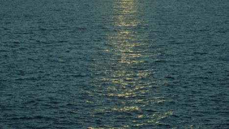 Sol-Reflejado-Sobre-La-Superficie-Del-Mar
