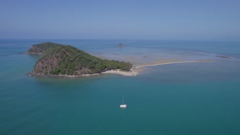 Yacht-Adrift-On-The-Double-Island-Reef-Near-Ellis-Beach