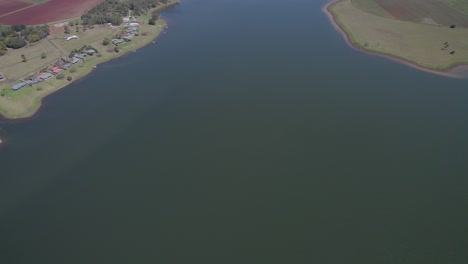 Lake-Tinaroo-Reservoir,-Umgeben-Von-üppigen-Grünen-Feldern-In-Atherton-Tablelands,-Qld,-Australien
