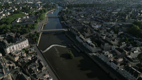 Río-Mayenne-Cruzando-El-Centro-De-La-Ciudad-De-Laval,-Francia