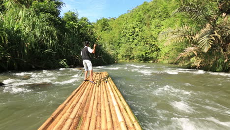 Bambus-Rafting-Im-Dschungel-Von-Kalimantan