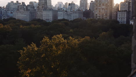 Vista-Panorámica-Del-Paisaje-Urbano-De-La-Ciudad-De-Nueva-York-Al-Amanecer-Sobre-El-Parque-Central-Manhattan,-Torres-De-Arquitectura-Urbana-Moderna-Y-Edificios-A-Través-Del-Parque,-Vista-Panorámica