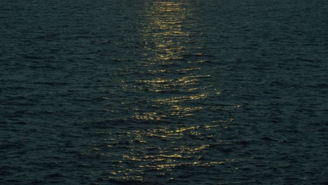 Sonnenschein,-Der-über-Die-Zeitlupe-Der-Meeresoberfläche-Reflektiert-Wird