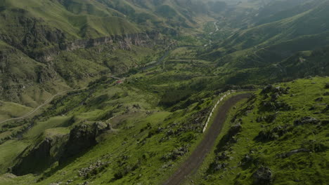 Panorama-De-La-Cordillera-Verde-Con-Camino-De-Tierra-Temprano-En-La-Mañana-En-Georgia