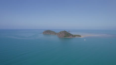 Exuberante-Isla-Doble-Verde-Rodeada-Por-Un-Mar-Azul-En-Calma-En-La-Gran-Barrera-De-Coral,-Región-De-Cairns,-Australia