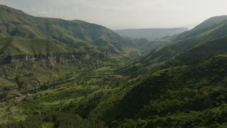 Panorama-De-Las-Montañas-Del-Gran-Cáucaso-Con-La-Ciudad-De-La-Cueva-De-Vardzia-Cerca-De-Apnia,-Georgia