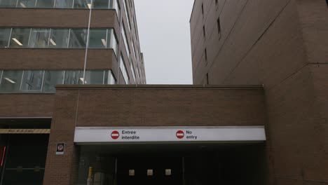 No-Entry-And-No-Parking-Signs-At-The-Entrance-Of-A-Building-In-Montreal,-Canada