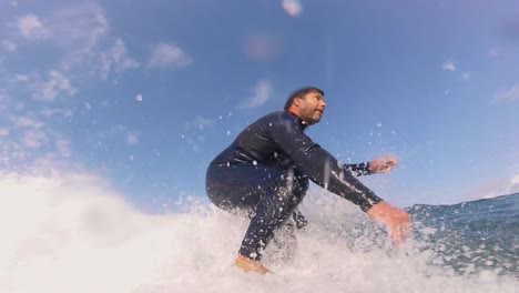 Zeitlupe:-Extremer-Profi-Surfer,-Der-In-Cascais,-Portugal,-Eine-Große-Barrel-Welle-Mit-Einem-Power-Snap-Am-Ende-Surft