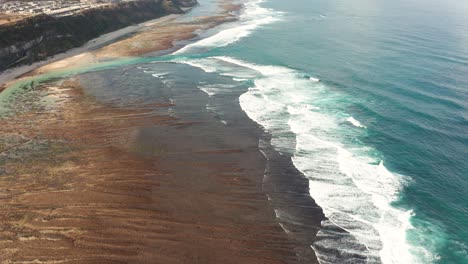 Hohe-überführung-Pantai-Pandawa-Beach-Resort-Bali-Indonesien-Bunter-Sandstrand-Mit-Rotem-Vulkansand