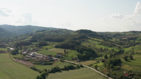 Pequeño-Pueblo-Agrícola-Entre-Dos-Montañas-En-Bosnia-Y-Herzegovina