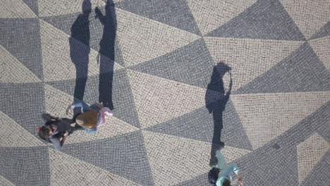 Leute-Sprechen-Und-Fotografieren-Stadtbild-Von-Kopfsteinpflaster-Mit-Handy-In-Lissabon,-Portugal
