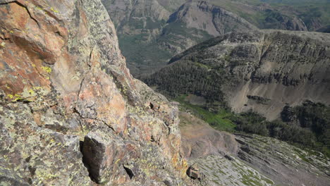 Bergsteiger-pov-Der-Nadelberge-Vom-Vestal-Peak,-Colorado-Usa,-Landschafts--Und-Talblick-Am-Sommertag