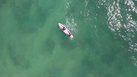 La-Gente-Está-Navegando-En-Kayak-En-Medio-Del-Océano