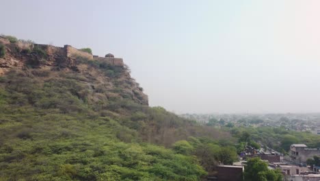 Toma-Aérea-De-Un-Templo-En-Una-Colina-Del-Fuerte-De-Gwalior,-Madhya-Pradesh