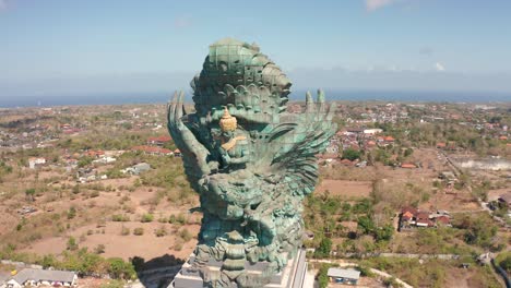 El-Monumento-Más-Emblemático-De-Bali-Dios-Hindú-Garuda-Wisnu-La-Estatua-De-Kencana-También-La-Estatua-De-Gwk-Es-Una-Estatua-De-122-Metros-De-Altura-Ubicada-En-El-Parque-Cultural-Garuda-Wisnu-Kencana,-Bali,-Indonesia