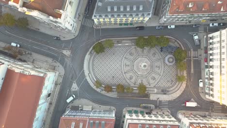 Luftbild-Von-Oben-Nach-Unten-Auf-Einen-Erstaunlichen-Ort-Für-Die-Touristen,-Die-Durch-Das-Historische-Zentrum-Mit-Mosaikböden-Auf-Dem-Platz-Von-Lissabon-Spazieren