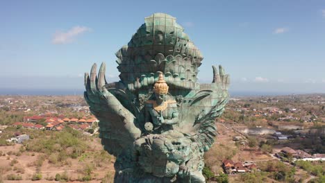 Parque-Cultural-Garuda-Wisnu-Kencana-Cerca-Del-Paso-Elevado-Religión-Templo-Escultura