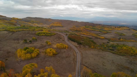 Toma-De-Drones-De-Motocicletas-Conduciendo-En-La-Autopista-Doce-En-Utah-A-Lo-Largo-De-Las-Montañas-De-Roca