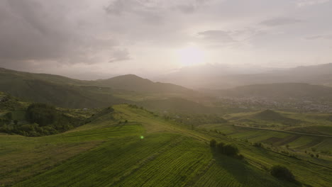 Cálido-Sol-En-El-Cielo-Nublado-Al-Atardecer-Sobre-Exuberantes-Colinas-Verdes-En-Akhaltsikhe,-Georgia