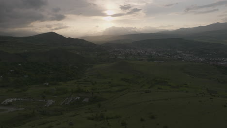 Dramatischer-Sonnenuntergang-über-Hügeligen-Feldern-Und-Dorf-In-Achalziche,-Georgia
