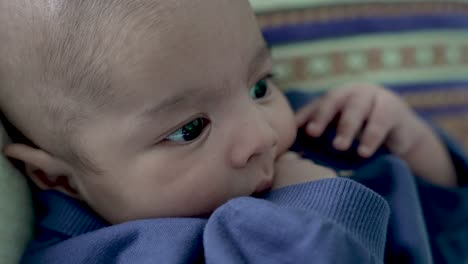 Entzückender-2-Monate-Alter-Junge-Aus-Bangladesch,-Der-Am-Daumen-Lutscht,-Während-Er-Ausdrucksvoll-Aussieht