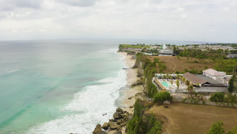 Drone-Vorwärts-Schieben,-Um-Hill-Resort-In-Bali-Indonesien-Dreamland-Beach-Mit-Sonnenuntergang-Am-Strand-Zu-Erfassen