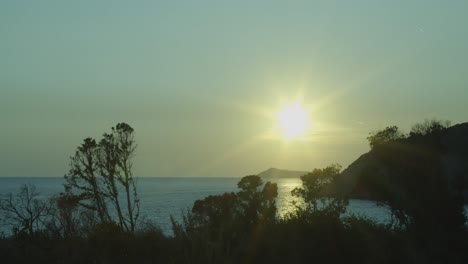 Panoramablick-Auf-Einen-Sonnenuntergang-über-Dem-Meer,-Goldene-Stunde