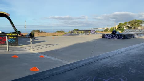 Leerer-Skatepark-Mit-Training-Im-Hintergrund,-Cascais,-Portugal