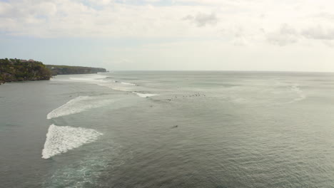 Playa-De-Surfistas-De-Paso-Elevado-En-Bali,-Indonesia