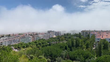 Weiter-Blick-Auf-Die-Kleine-Stadt-Oeiras-In-Der-Nähe-Von-Lissabon-Mit-Etwas-Nebel-Aus-Dem-Meer-In-Portugal